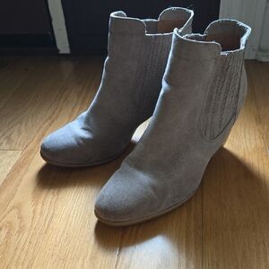Elegant Suede Ankle Booties - Taupe